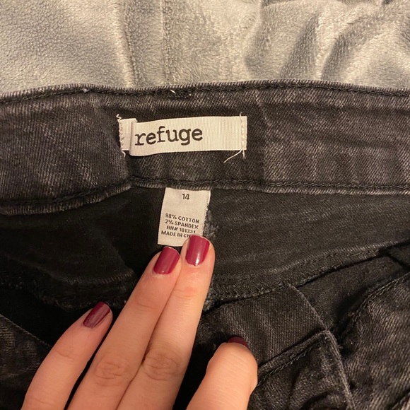 Refuge Black Jean Shorts - Picture 3 of 3